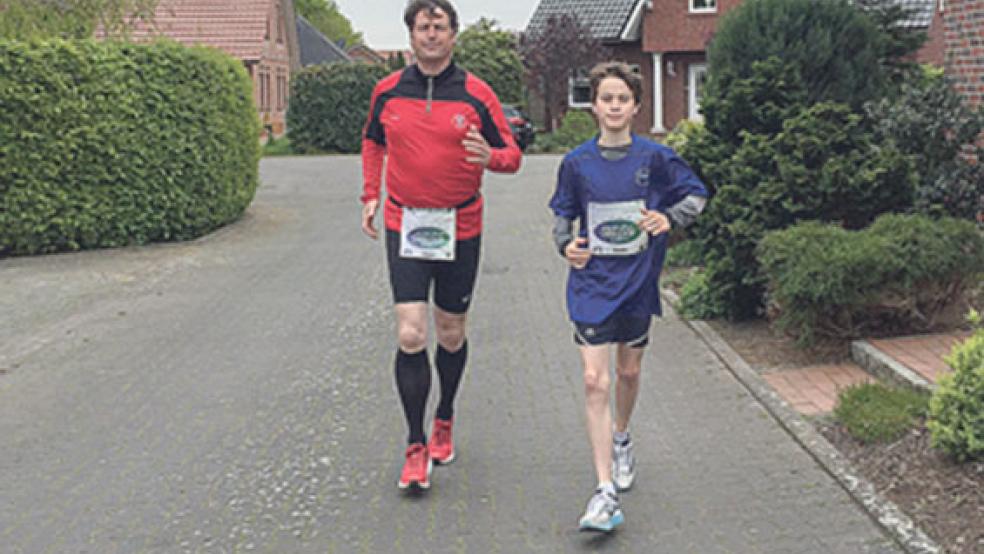 »Ossiloop anners« - das Foto zeigt, warum der Lauf dieses Jahr so heißt: Günther und Arne Kolthoff (rechts) haben zu Hause in Bunde die Straße für sich statt mit Tausenden anderen Läufern in Bensersiel an den Start zu gehen.  © Foto: privat