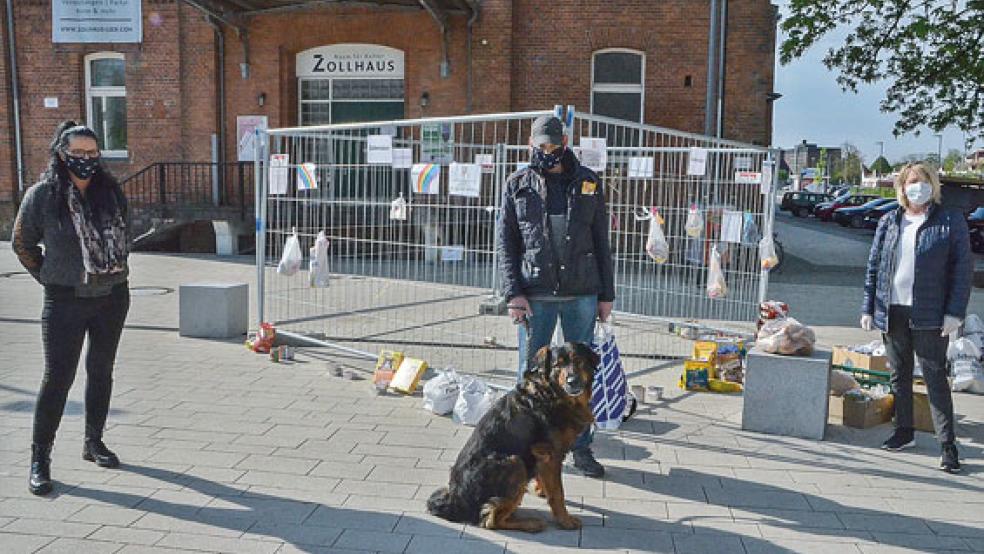 Der »Gabenzaun« hat geholfen: Die beiden Initiatorinnen Michaela Schoon (links) und Andrea Meierholz (rechts) sowie Uwe Specht mit seinem Hund »Prinz« bedanken sich bei allen Unterstützerinnen und Helfern.  © Foto: Ammermann