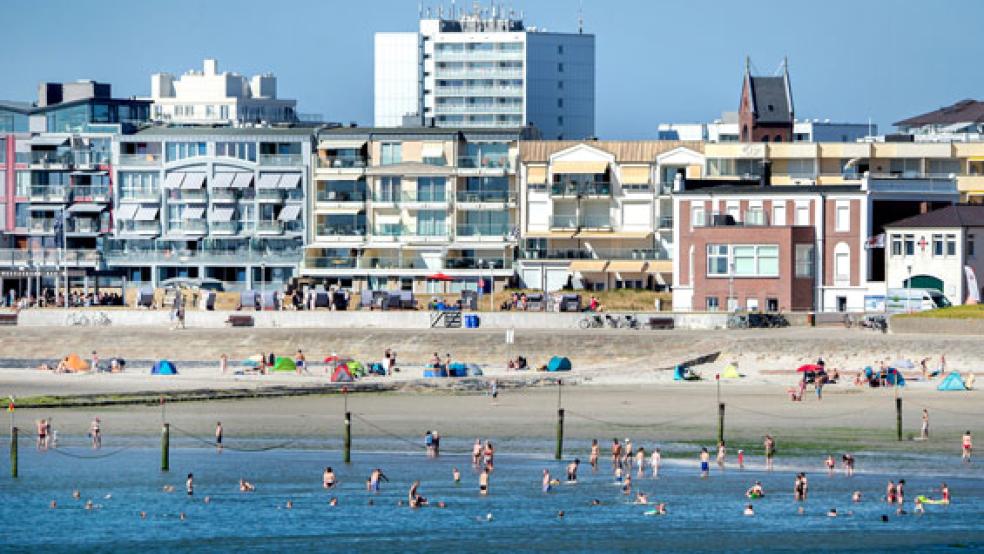 Der Tourismus in Ostfriesland, hier ein Blick auf die Strandpromenade in Norderney, leitet stark unter den Einschränkungen durch die Corona-Pandemie. © Foto: dpa