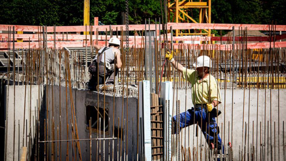 Die Baubranche hat laut IG Bau volle Auftragsbücher und solide Umsätze. Jetzt profitieren auch die Handwerker. Im April ist der Mindestlohn für Maurer und andere Bauberufe gestiegen. © Foto: IG Bau