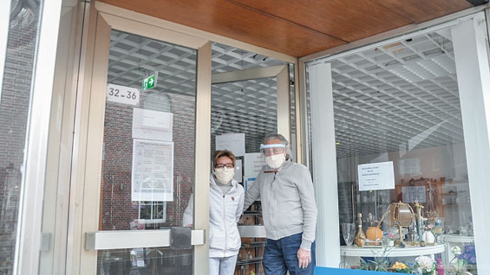 Susanne Röskens und Volker Kraft freuen sich nach der wochenlangen Schließung auf die Wiedereröffnung des Sozialen Kaufhauses an der Süderstraße in Weener.  © Foto: Boelmann