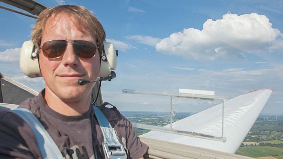 Hermann Hanneken ist fasziniert vom Fliegen. Hier dreht er eine Runde mit dem Motorsegler des Segelflugvereins Aschendorf-Herbrum.  © Foto: privat