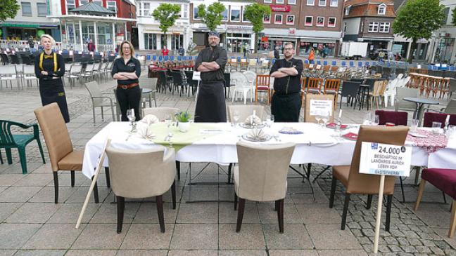530 leere Stühle auf dem Marktplatz