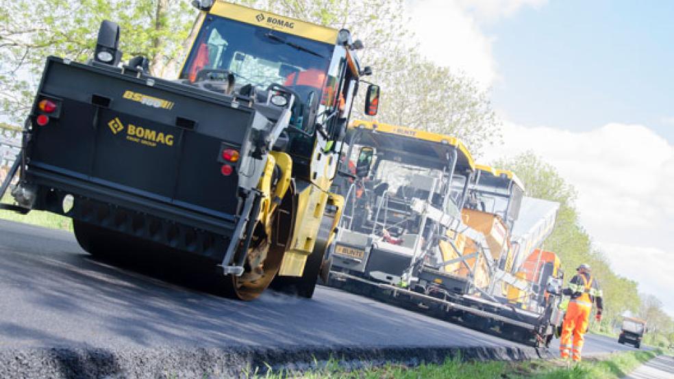 Letzte Etappe: Die Spezialfahrzeuge der Firma Bunte erneuern derzeit den Fahrbahnbelag auf der B 436 bei Weener, Höhe Krankenhaus Rheiderland. Am Samstag ist dann der Kreisel dran. © Foto: Hanken