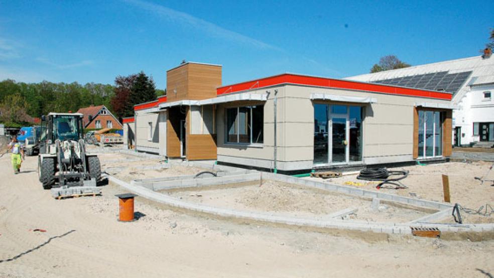 Die neue Burger-King-Filiale entsteht an der Spier-Kreuzung in Leer. Auch im Außenbereich wird gearbeitet.  © Foto: Thorweger