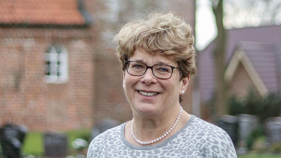Hilke Klüver vor der Kirche in Vellage. Hier trat sie 1982 ihre erste Pastorenstelle an, gleichzeitig war sie für die Seelsorge in der reformierten Kirchengemeinde Kirchborgum zuständig. © Foto: Ulf Preuß