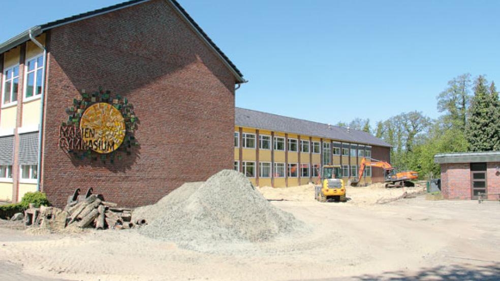 Im vorderen Bereich des Schulgeländes am Mariengymnasium haben die Erdarbeiten begonnen. © Foto: Gonzalez-Tepper