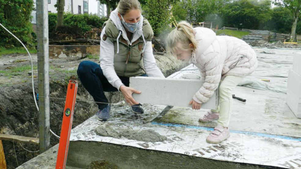 In Corona-Zeiten verlief die Grundsteinlegung für die Kindergärten am Deich eher still. Das Bild zeigt Kindergartenleiterin Anna Senger und ein Kindergartenkind. © Foto: privat