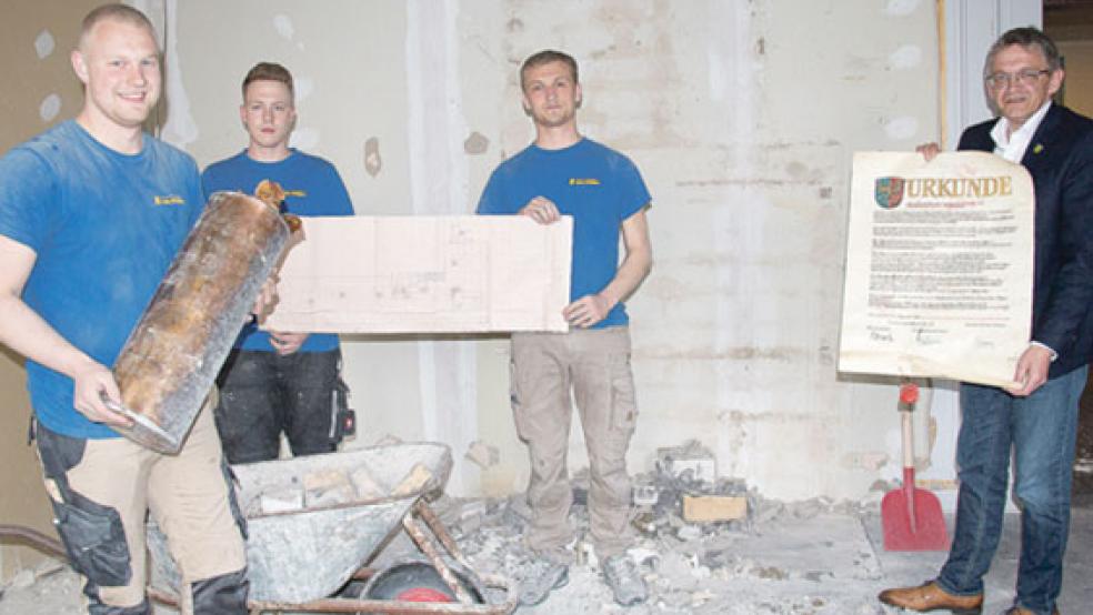 Die Bauarbeiter fanden diese Dokumente in den Mauern des heutigen »Friesenzimmers« im Auricher Kreishaus. © Foto: Landkreis Aurich