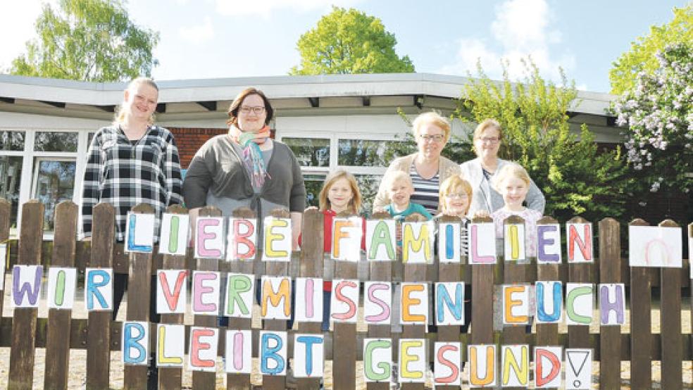 Heike Woldenga, Verena Konen, Gesine Roskam und Berta Kocks (von links) vom Kindergarten in Holthusen freuen sich gemeinsam mit den Kindern über den »Bilderzaun«, der in den vergangenen Wochen so farbenfroh geschmückt und erweitert wurde.  © Boelmann