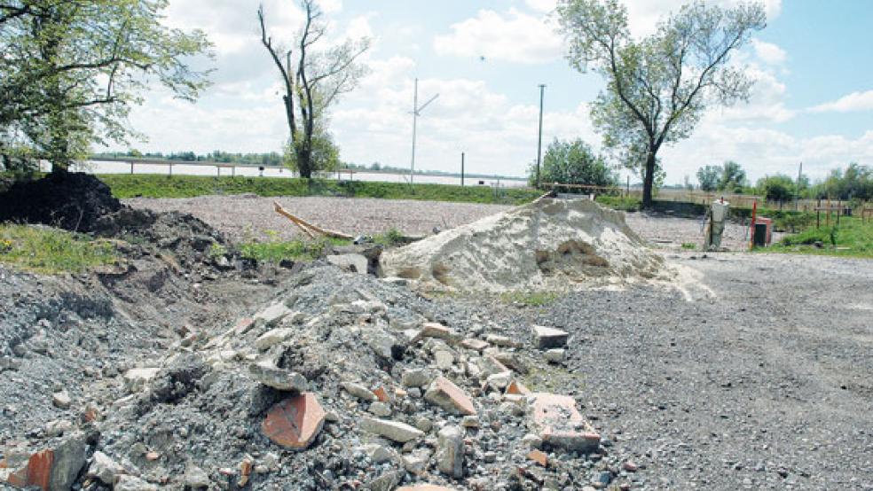 Das Baufeld (im Hintergrund) ist vorbereitet, doch der Baubeginn für das neue Vereinsheim von »Luv-up« am Hafen in Jemgum lässt auf sich warten. In rund zwei Wochen soll die Pfahlgründung erfolgen. © Foto: Szyska