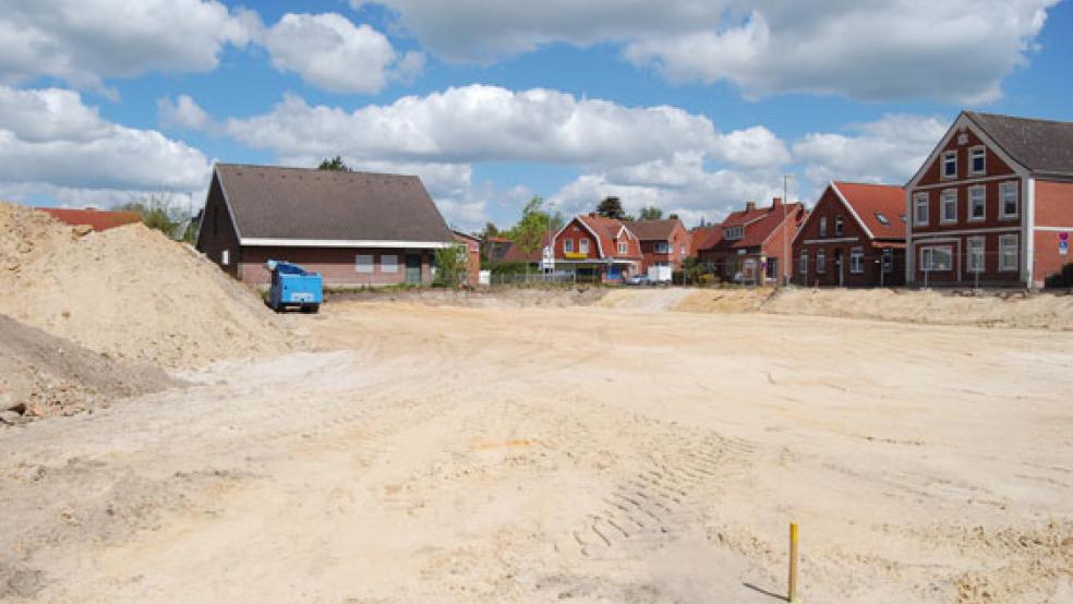 Die Erdarbeiten für den eingeschossigen Neubau bei Combi in Weener stehen vor dem Abschluss. © Hoegen