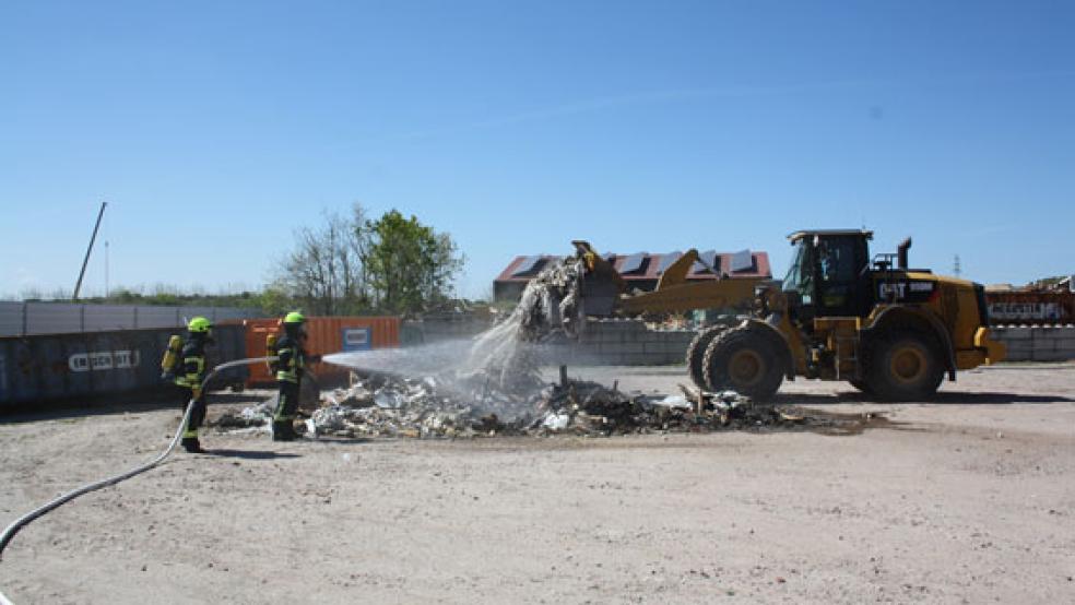Feuerwehren aus Papenburg und Westoverledingen bekämpften gemeinsam einen Hallenbrand im Papenburger Nordhafen. © Foto: Feuerwehr