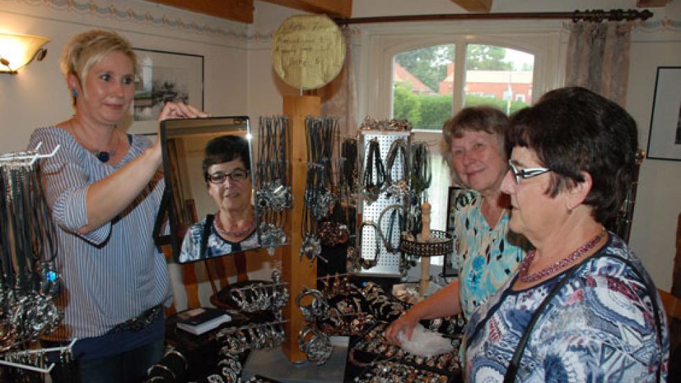 Derzeit kann der Heimat- und Kulturverein in Jemgum keine Veranstaltungen im Sielhus anbieten. Unser Archivfoto entstand bei einer Schmuck-Ausstellung. © Foto: Kuper