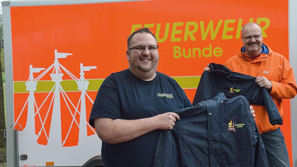 Heiner Kruse (rechts) übergibt 20 Regenjacken an den stellvertretenden Kinderfeuerwehrwart Patrick Korporal.  © Foto: Himstedt