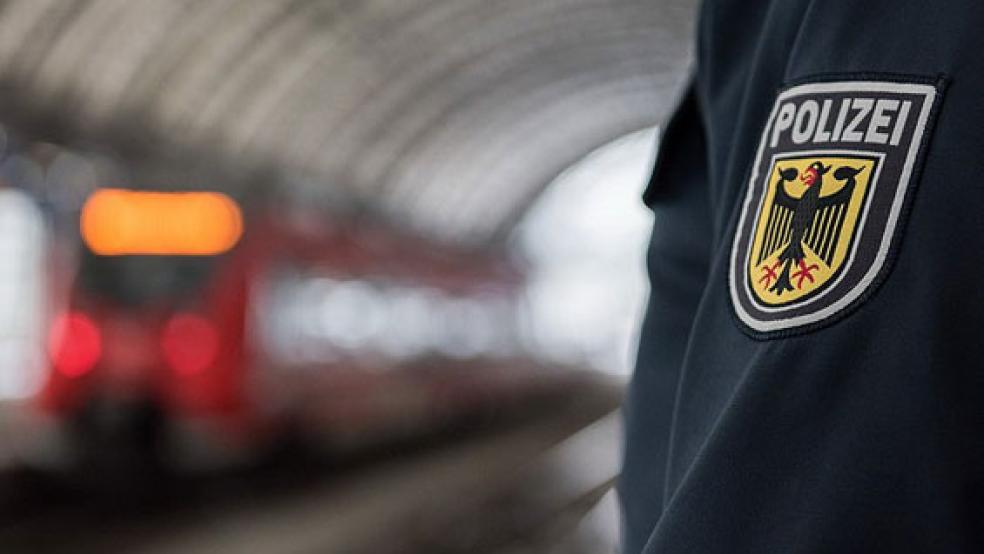 Im Hauptbahnhof in Emden fiel Bundespolizisten ein 52-jähriger Mann wegen seiner fehlenden Mund-Nasen-Bedeckung auf. Wie sich herausstellte, wurde der Mann mit zwei Haftbefehlen gesucht. © Foto: Bundespolizei