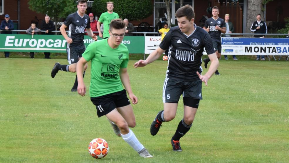 Wenn der Ostfriesland-Cup ausgetragen wird, ist der TV Bunde (schwarze Trikots) als einzige Mannschaft aus dem Rheiderland vertreten. © Foto: Hilbrands