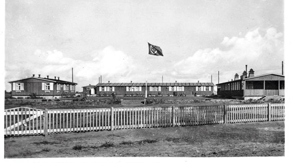 Vor dem Arbeitsdienst-Lager in Tichelwarf wehte eine Hakenkreuz-Fahne. © Foto: Sammlung Müller (www.sowasdat.rheiderland.de)