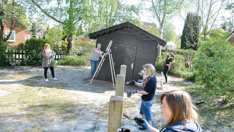 »Eine ganz tolle Aktion«, so der Erste Stadtrat Hermann Welp. Mitarbeiterinnen des Kindergarten Möhlenwarf haben sich Holzschutzfarbe und Pinsel besorgt und haben die Kindergarten-Hütte und Zäune neu gestrichen. © Foto: Wolters