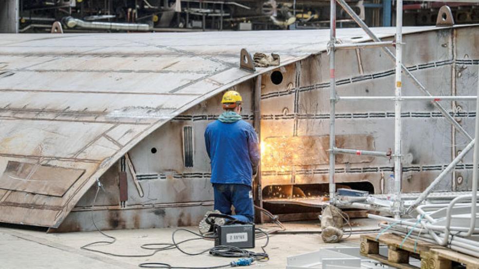 Ein Schweißer in Aktion: Der Bau von Kreuzfahrtschiffen ist das Rückgrat der Meyer Werft. Doch jetzt ist der Kreuzfahrt-Markt zusammengebrochen. © Foto: Sina Schuldt (dpa)