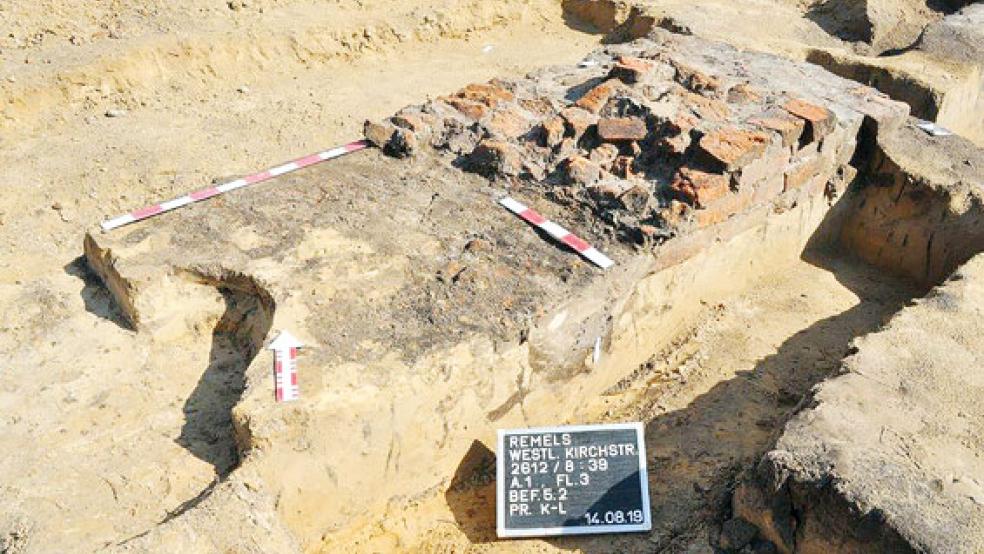Offenbar Reste eines spätmittelalterlichen Gehöfts wurden bei Grabungen in einem Baugebiet nahe der Kirche von Remels entdeckt. Hier zu sehen: Überbleibsel eines Ofens, der zu einem Nebengebäude gehören soll. © Fotos: Ostfriesische Landschaft
