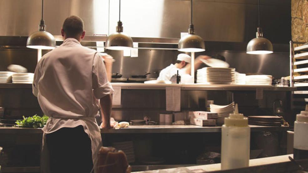 Vor allem Gastronomie, Hotelgewerbe und Einzelhandel seien noch weit entfernt von der Normalität, so IHK-Hauptgeschäftsführer Dr. Torsten Slink. © Foto: pixabay