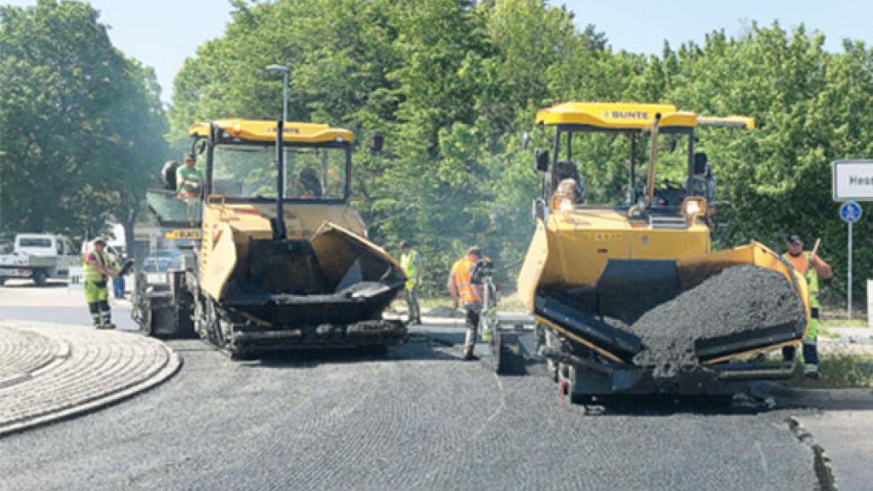 Mit schwerem Gerät ging es am Samstag »rund« im Kreisel von Weener. Die Firma Bunte trug hier eine neue Deckschicht auf. © Foto: Hanken