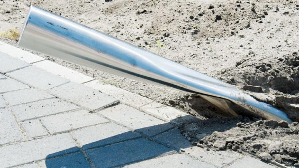 Umgefahren: Ein Sattelzug hat den einbetonierten Stahlpoller vor dem Haus von Peter Bruns »plattgemacht«. © Foto: Hanken