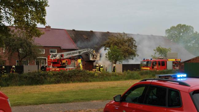 Feuerwehr löscht Brand in Scheune