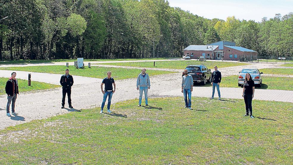 Im hinteren Bereich des Marktplatzes in Papenburg soll die Leinwand für das Autokino aufgestellt werden. Über den Ablauf informierten gestern die Organisatoren. © Foto: Belling