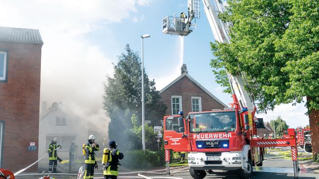 Dachstuhl steht in Flammen