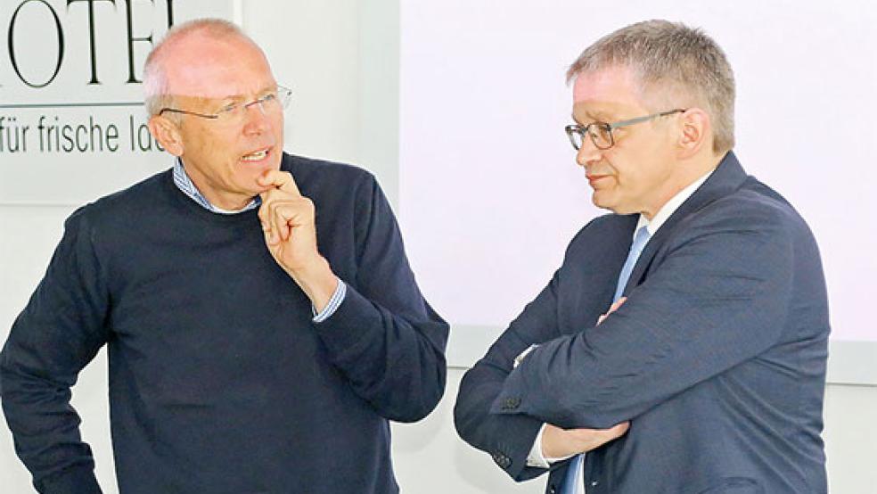 Dr. Lukas Bockelmann (links) und Landrat Olaf Meinen im Gespräch vor der Pressekonferenz zum Corona-Reihentest des Landkreises Aurich und der Stadt Emden.  © Foto: Banik