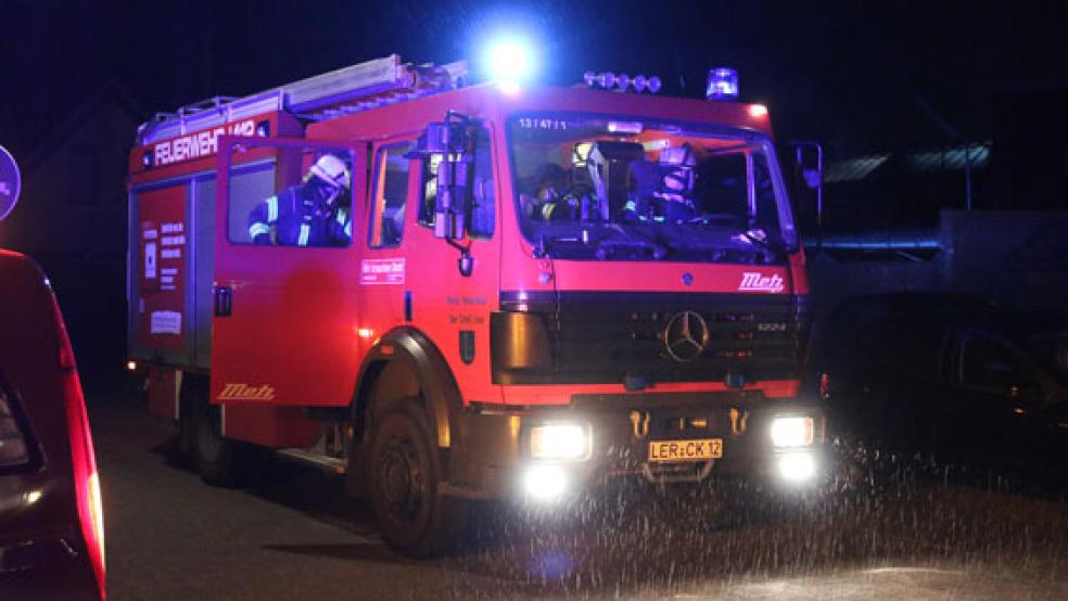 Die Feuerwehren aus Leer und Bingum waren in der Nacht in der Großen Roßbergstraße in Leer im Einsatz. Gemeldet worden war ein Zimmerbrand. © Foto: Loger
