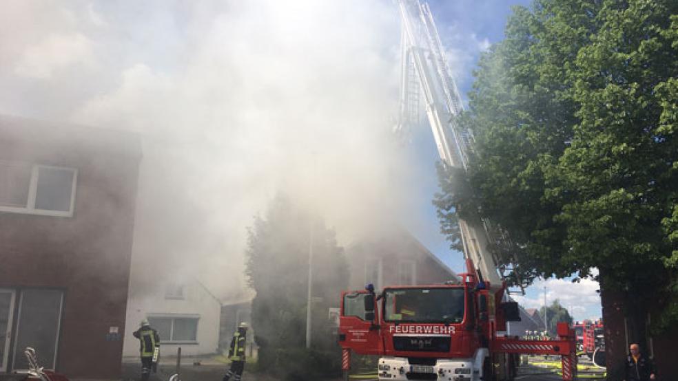 Rund 70 Feuerwehrleute bekämpften am Montag einen Dachstuhlbrand am Möhlenweg in Stapelmoor. © Foto: Boelmann