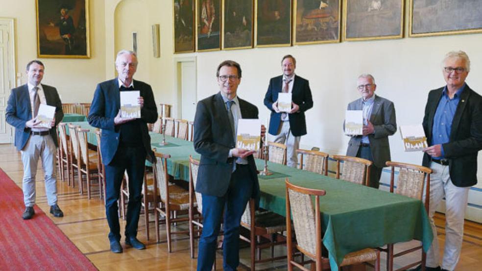 Die »Macher« des Emder Jahrbuchs (von rechts): Dr. Paul Weßels (Landschaftsbibliothek), Dr. Reinhold Kolck (Gesellschaft für bildende Kunst und vaterländische Altertümer zu Emden), Dr. Klaas-Dieter Voss (Doornkaat -Stiftung), Dr. Michael Hermann (Landesarchiv Aurich), Dr. Rolf Bärenfänger (Ostfriesische Landschaft) und Dr. Kestutis Daugirdas (Johannes a Lasco Bibliothek). © Foto: Jürgens