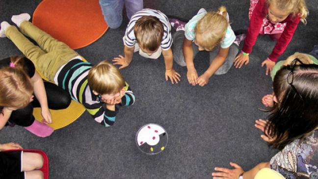 Kindergartengruppe in die Grundschule