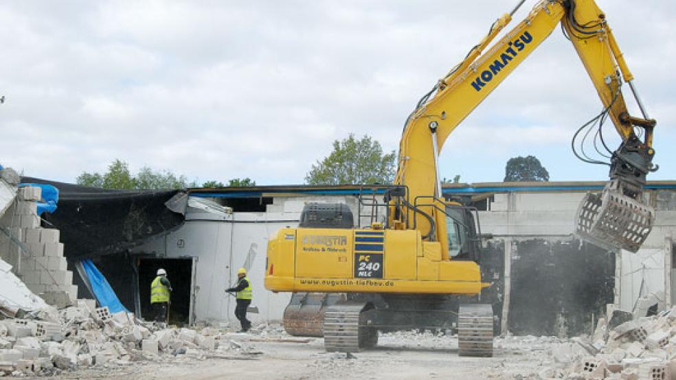Im ehemaligen Edeka-Markt an der Neuen Feldstraße laufen gerade die Abrissarbeiten. © Foto: Hoegen