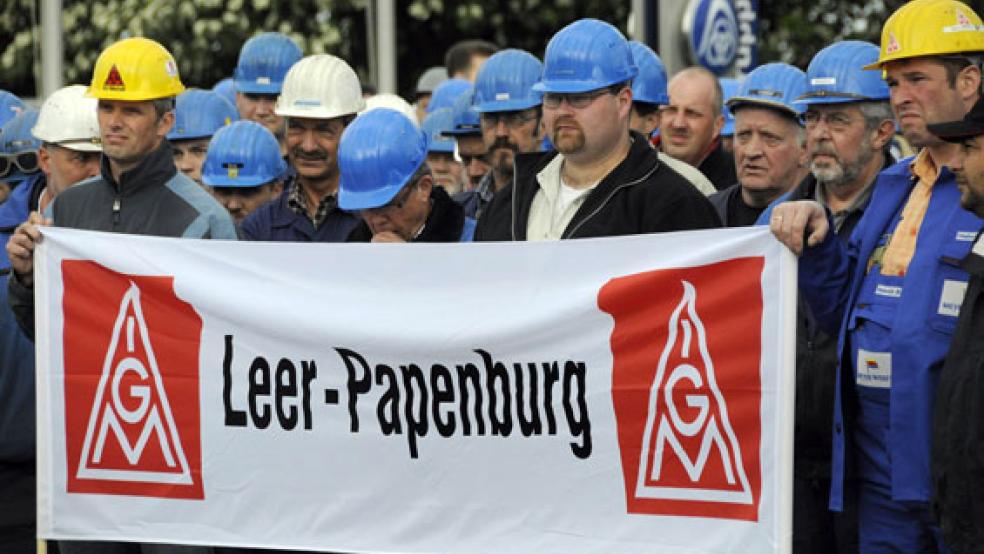 Die IG Metall, hier Gewerkschafter bei einer Demo, macht Front gegen Kündigungspläne von Beschäftigten der Meyer Werft und der EMS Maritime Services. © Foto: Archiv