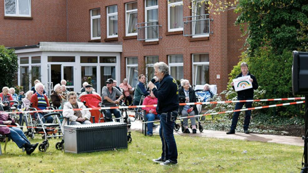 Für die Bewohner des Altenzentrums gab es Musik im Garten. © Kuper