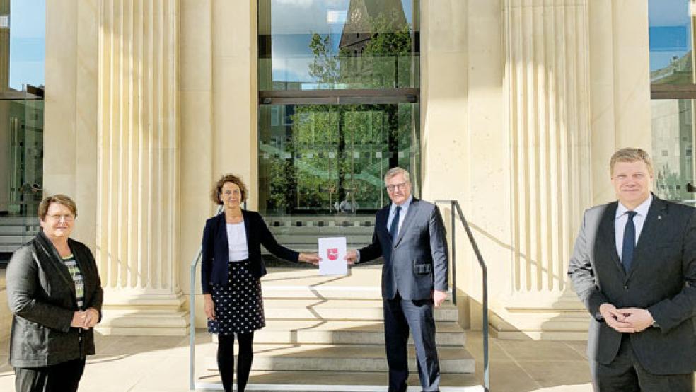 Flankiert von den beiden Landtagsabgeordneten Johanne Modder und Ulf Thiele halten Bürgermeisterin Beatrix Kuhl und Wirtschaftsminister Bernd Althusmann den Förderbescheid für die Schleusensanierung in Leer in Händen. © Foto: Stadt Leer