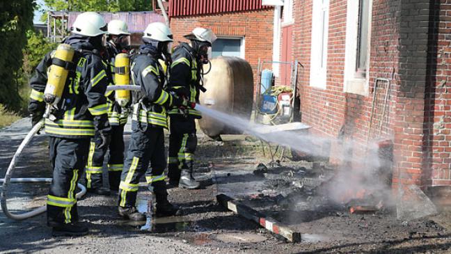 Müllcontainer steht in Brand