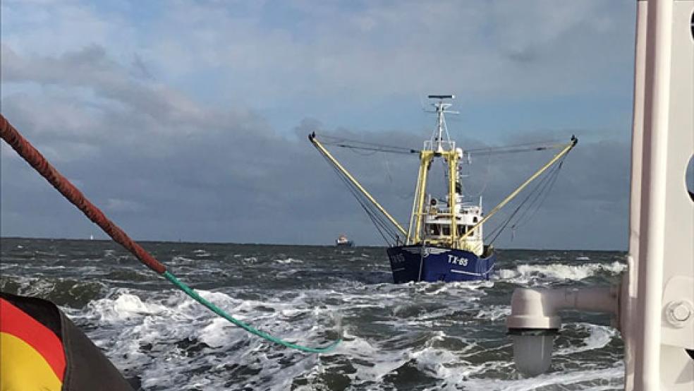Der niederländische Fischkutter im Schlepp des Seenotrettungskreuzers „Bernhard Gruben“. © Foto: Die Seenotretter – DGzRS 