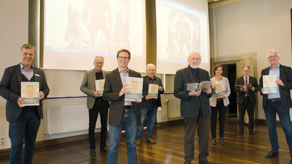 Präsentation der Flugblatt-Dokumentation: (von links) Carsten Mohr (Sponsor Sparkasse LeerWittmund), Landschaftsdirektor Dr. Rolf Bärenfänger, Landesarchiv-Leiter Dr. Michael Hermann, Landschaftspräsident Rico Mecklenburg, Autor Gerd Rokahr, Karin Emken (Bürgermeisterin von Esens, dem Heimatort des Autoren), Harald Hinrichs (Stadtdirektor Esens) und Dr. Paul Weßels, Leiter der Landschaftsbibliothek. © Fotos: Hanken