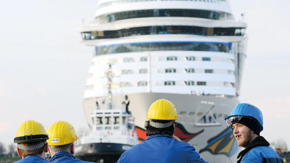 Werftarbeiter in Papenburg vor der AIDA Mar, das Kreuzfahrtschiff wurde 2008 auf Kiel gelegt. © Foto: Archiv