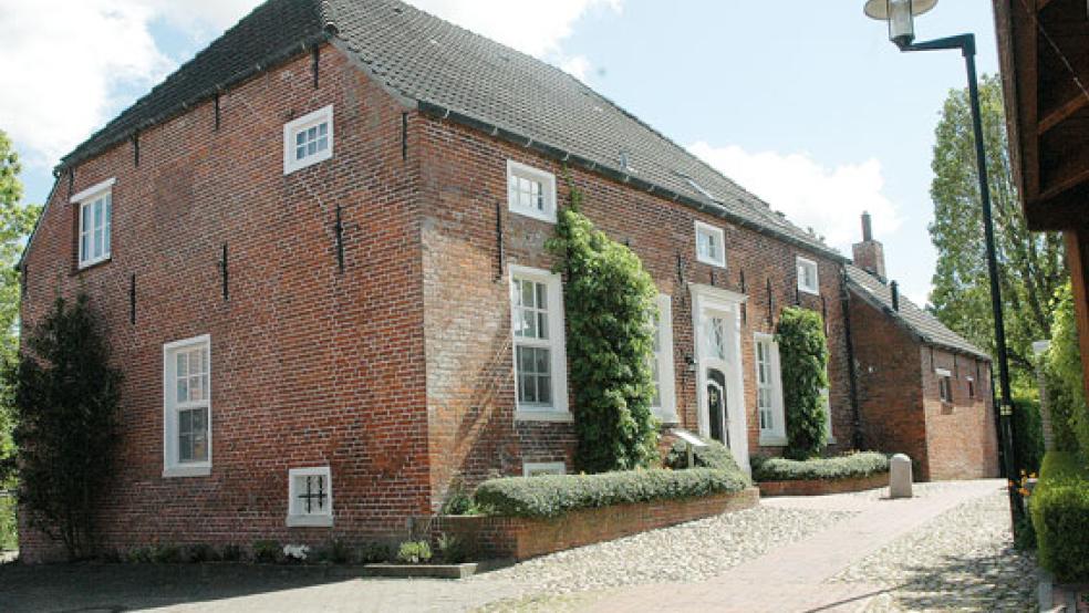 »De Borg« wird das Bürgerhaus genannt, das Hugo Humbert im Jahre 1817 in Ditzum erbauen ließ. Das Haus mit seiner klassizistischen Fassadengestaltung liegt etwas versteckt an einem Weg zur Sielstraße. Es beherbergte zeitweise eine Arzt- und später eine Physiotherapiepraxis, heute dient es als Privatwohnung. Neben der Eingangstür steht eine Informationstafel. © Foto: Szyska