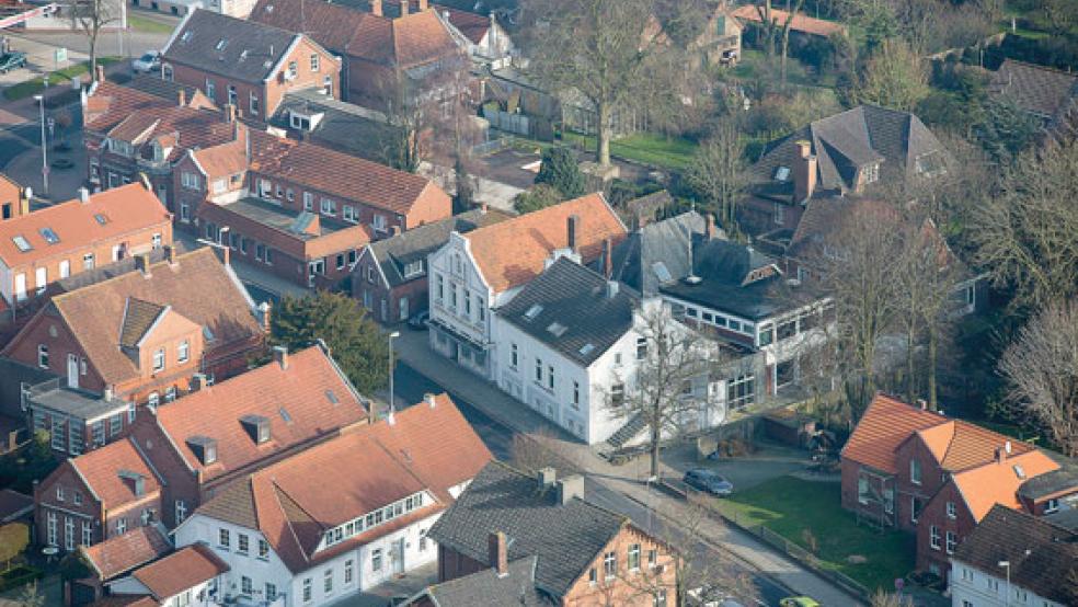 Die Risiusstraße in Weener gehört zu dem Abschnitt der Ortsdurchfahrt, der ab 2022 saniert werden kann. © Luftbild: Klemmer