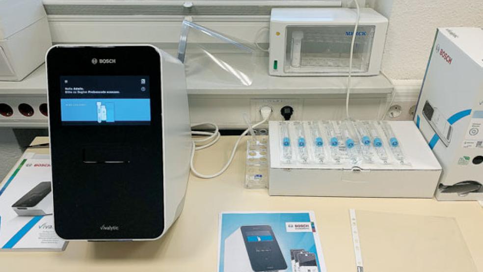 Aus 48 Stunden Testzeit werden zweieinhalb: Mit einem Bosch-Testgerät erhält das Emder Gesundheitsamt deutlich schneller Klarheit darüber, ob ein Patient am Corona-Virus erkrankt ist oder nicht. © Foto: Stadtverwaltung Emden