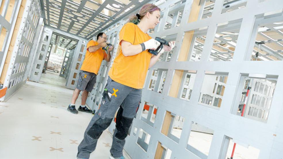 Tischlerin bei der Arbeit: Betriebe sollten auch in Zeiten von Corona in ihre Auszubildenden und damit in ihre Zukunft investieren, so Kammerpräsident Lienemann. © Foto: Handwerkskammer
