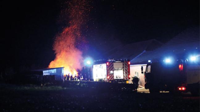 Holzhaufen brennt lichterloh