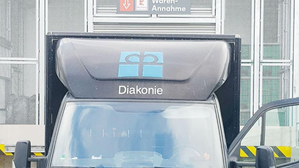 Die Mitarbeiter des »Brotkorb Rheiderland« steuern seit wenigen Wochen auch »Kaufland« in Leer an, um Lebensmittel für Bedürftige abzuholen.  © Foto: Röskens